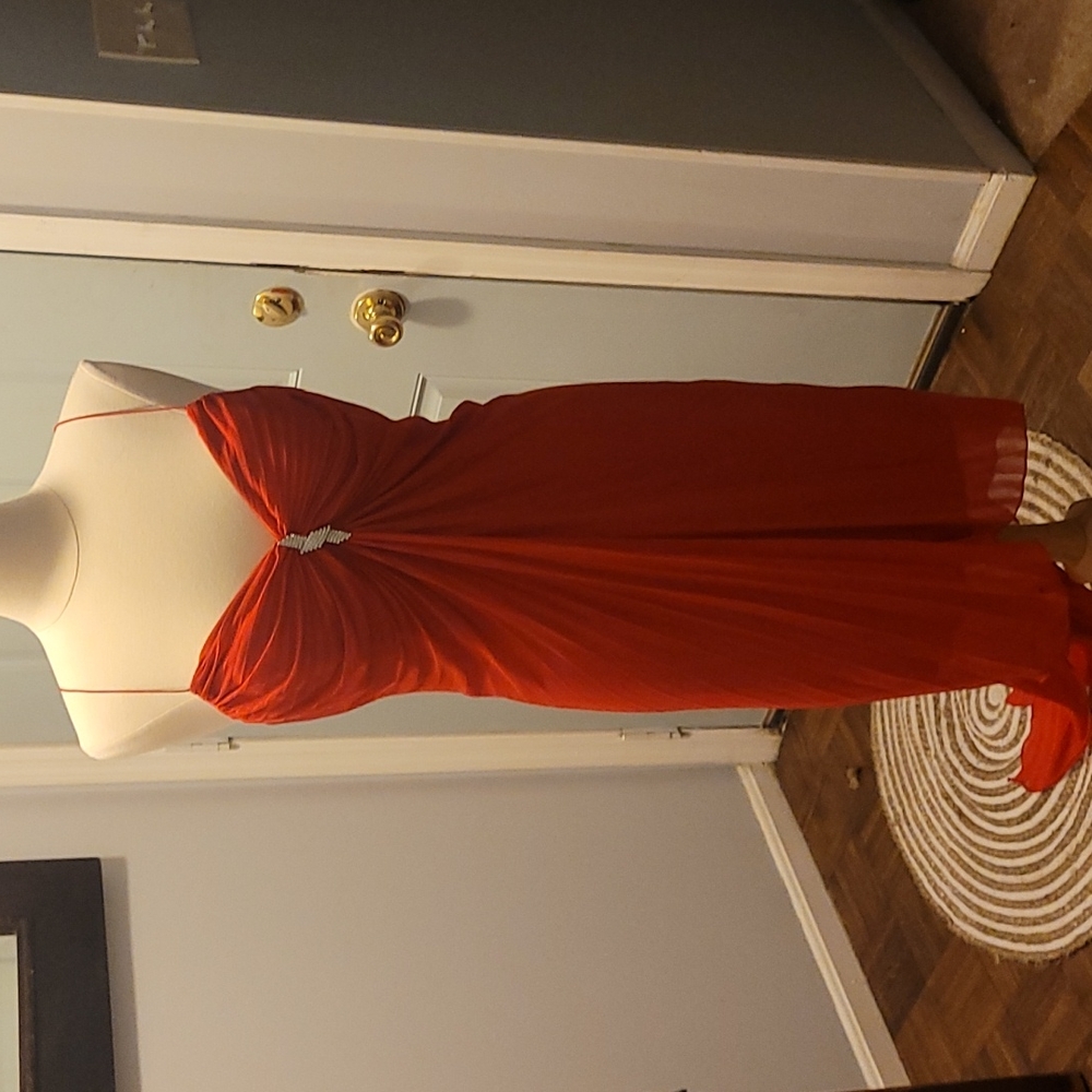 Beautiful nwot, red silk dress.